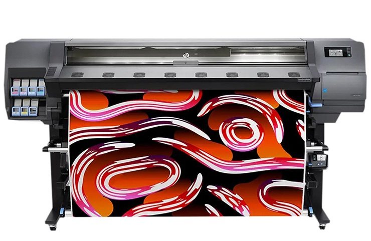 Широкоформатен HP Latex принтер с току-що отпечатан цветен дизайн